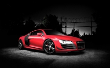 Красный Audi R8 в глубокой темноте